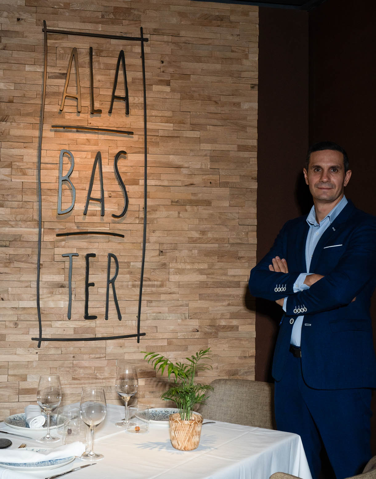 Alabaster. El producto manda y el calendario marca la carta. 